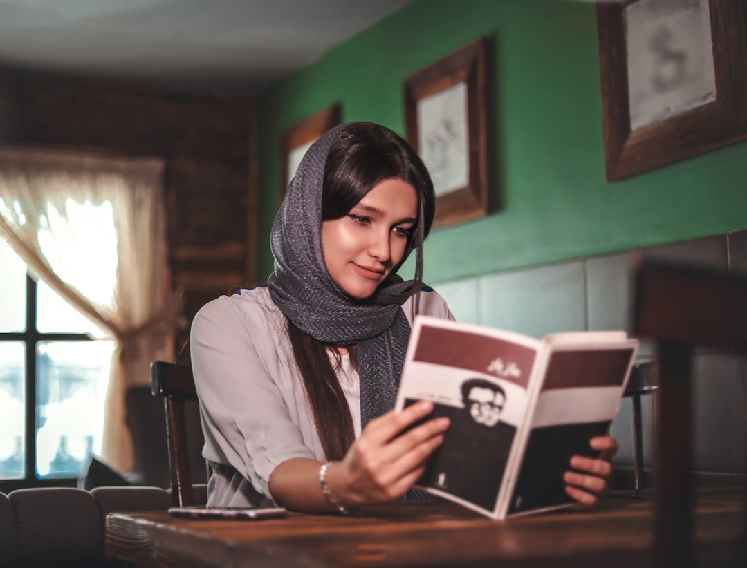 female detective reading novel